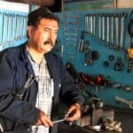 Hombre de edad mediana en un taller