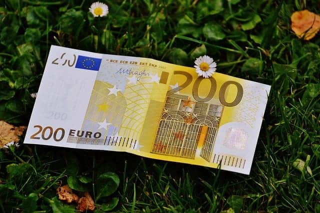 Billete de 200 euros sobre un césped