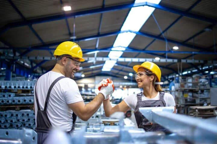 Trabajadores de una fabrica dándose la mano