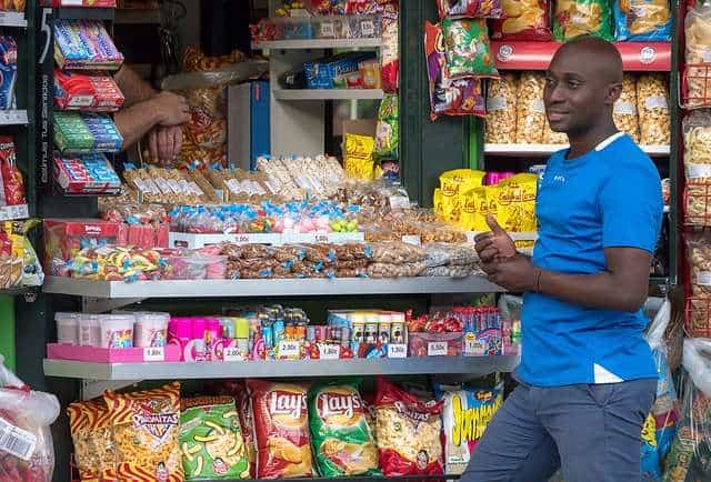 Hombre africano delante de un kiosko