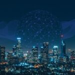 Ciudad con un globo de conexión a internet