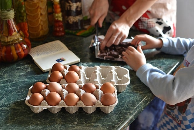 mesa con huevos