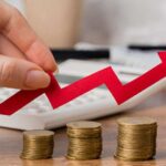 Mano que sostiene una flecha indicando la subida del interés legal del dinero.