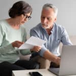 Personas mayores consultando información