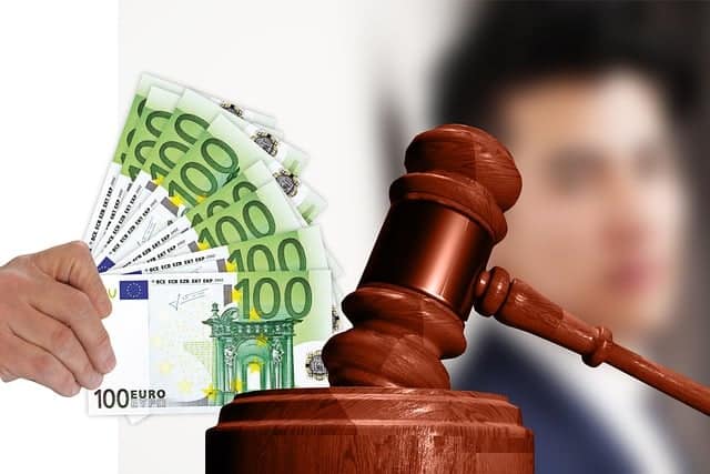 Billetes de 100 euros y mazo del jue