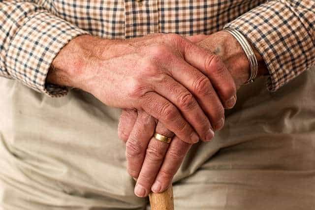 Manos de hombre de avanzada edad