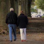 Personas mayores pasando por el bosque