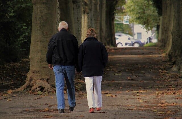 Personas mayores pasando por el bosque