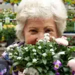 Mujer mayor con flores